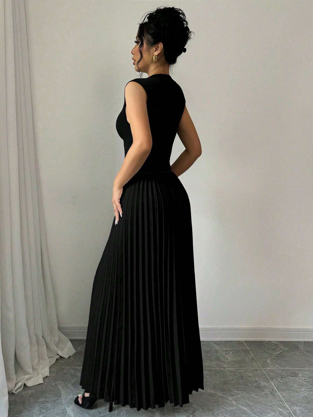 Dame maxikjole med elegant plisseret design og højhalset snit Stilla