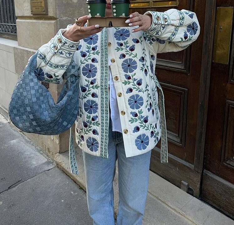 Dame quiltet blousonjakke med florale broderier og elegante knapper Stilla