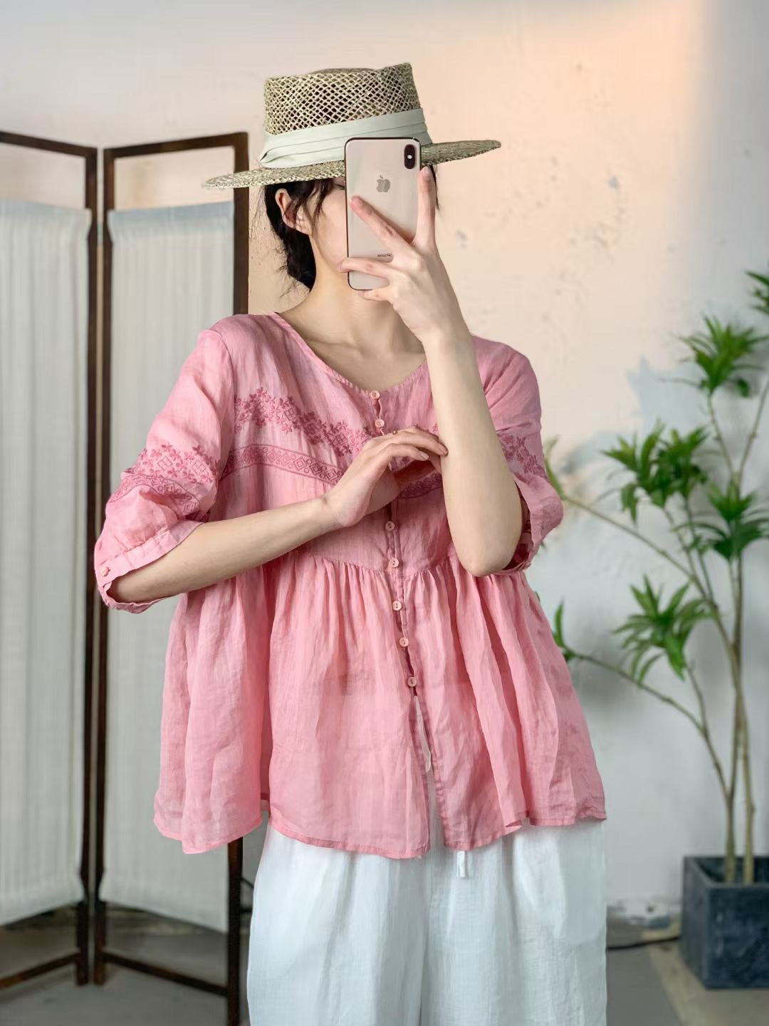 Femme Let knapåbning bluse med kompleks broderi Stilla