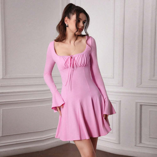 Kvinders kjole med dyb udskæring og elegante flæseærmer Stilla
