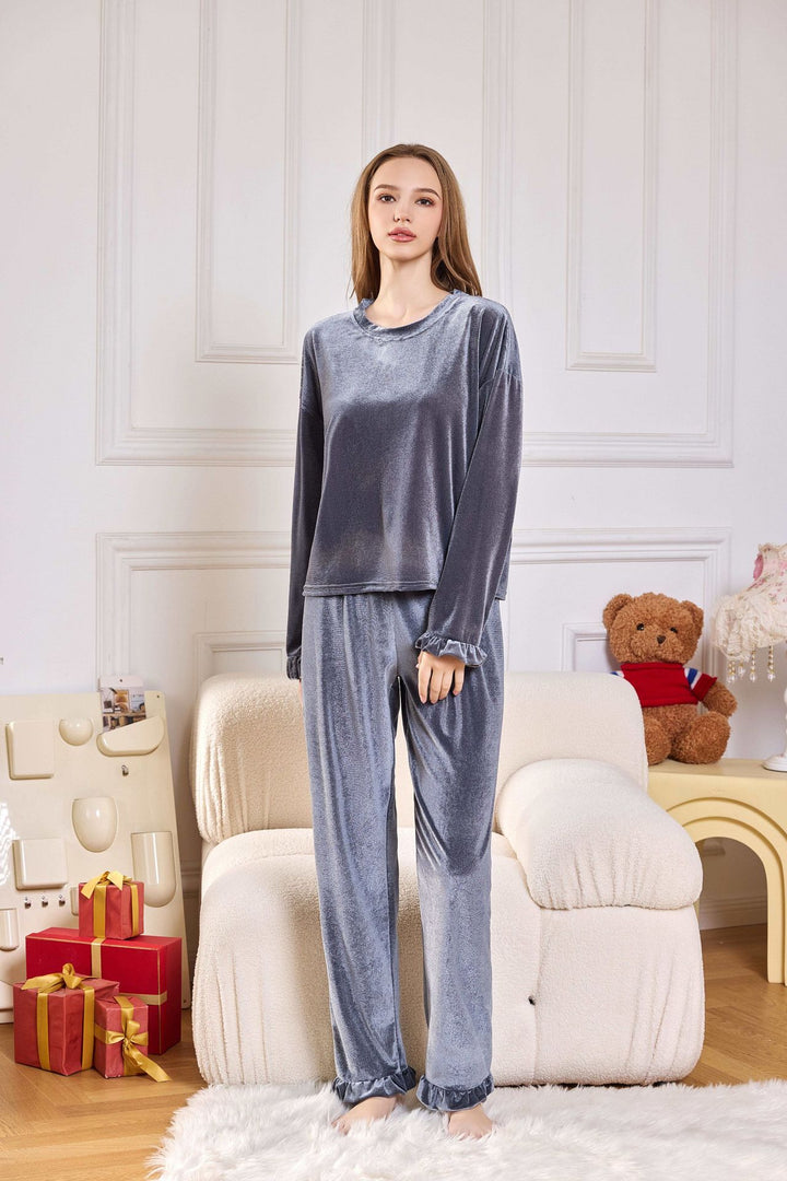Dame luksuriøs velour pyjamasæt med fine flæsedetaljer Stilla
