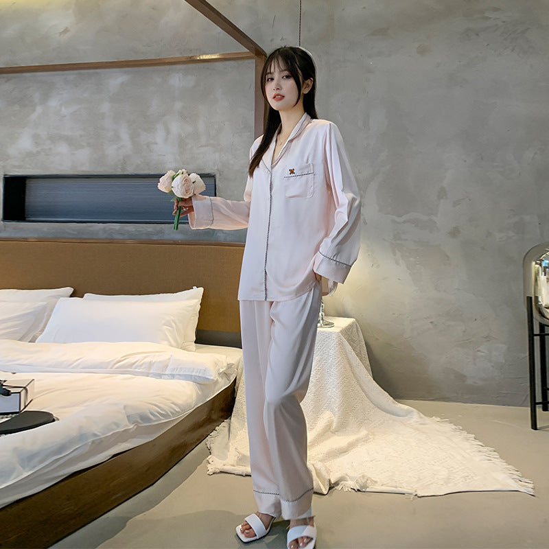 Dame Satin Pyjamasæt med elegante kontrastsyninger og løs pasform Stilla