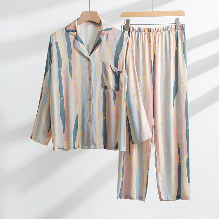 Dame pyjamasæt i let, åndbart materiale med kreativt stribemønster og praktiske detaljer Stilla