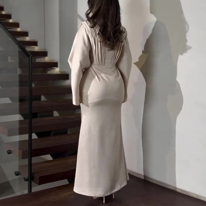Dame elegant maxikjole med chic taljeklip og luksuriøs satintrim
