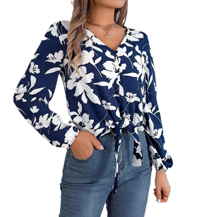 Damebluse med blomsterknude og knaplukning Stilla