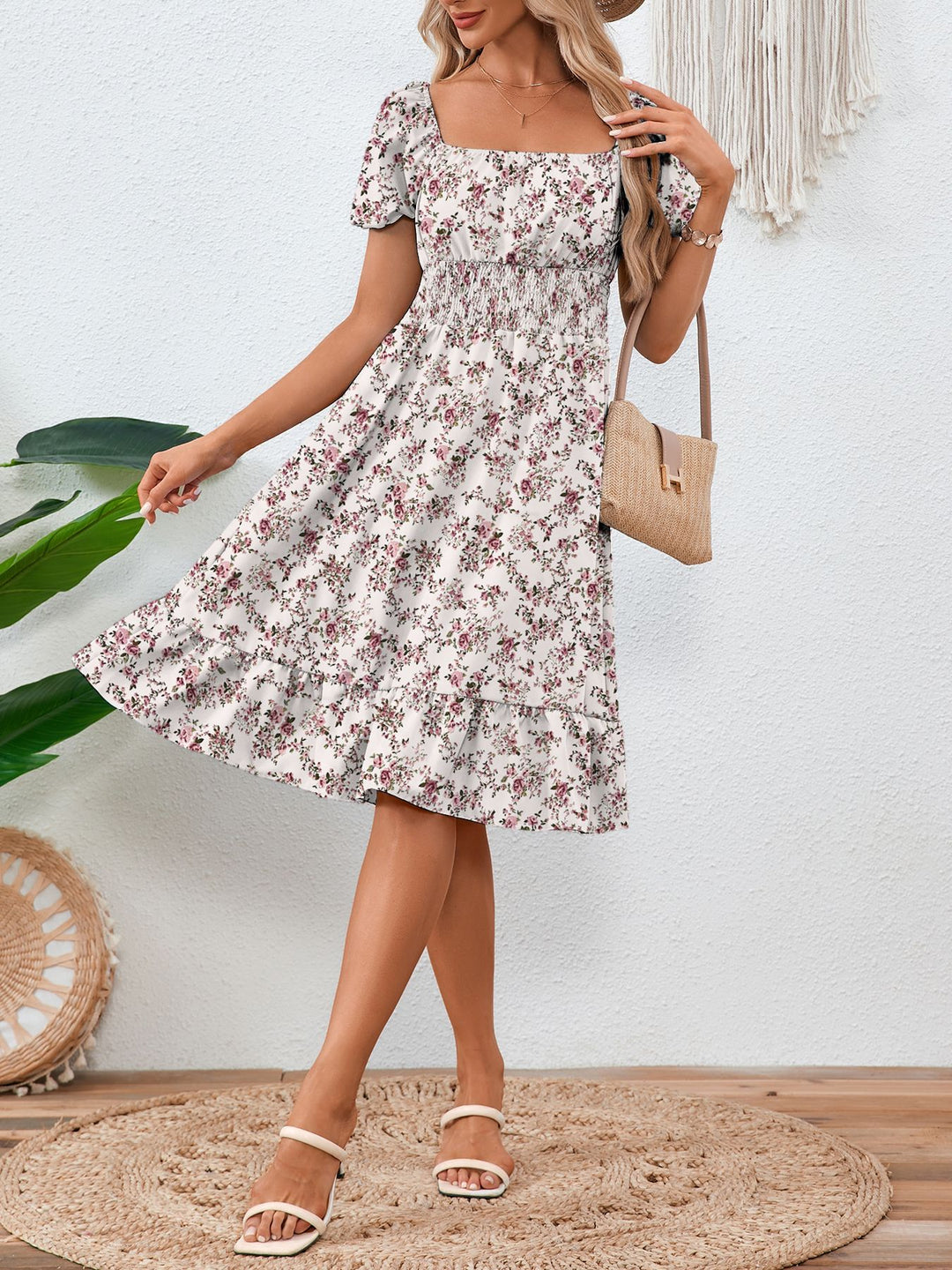 Femme Floral Smocked Midi Kjole med Flæsekant Stilla