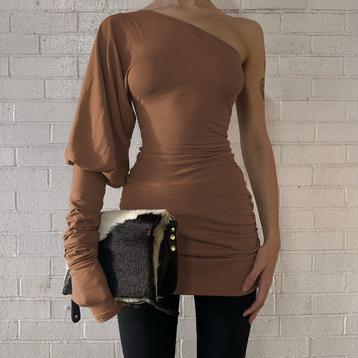 Dame Off-Shoulder Kjole med asymmetrisk design og ruffle detaljer Stilla