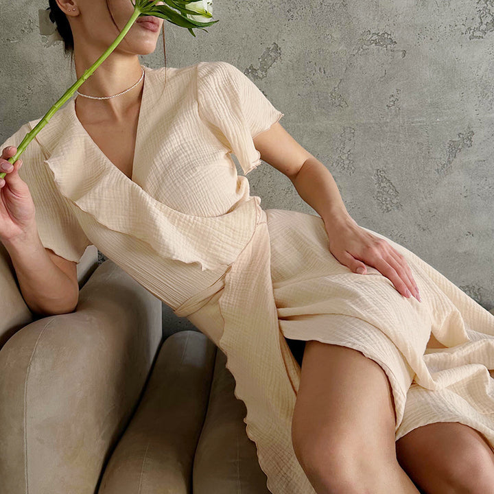 Dame omslagskjole med voluminøse flæsedetaljer og elegant splitt Stilla