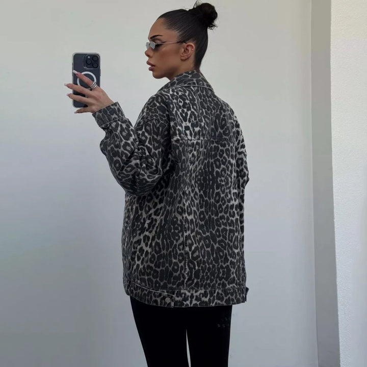 Kvindernes trendy oversized denimjakke med leopardprint Stilla