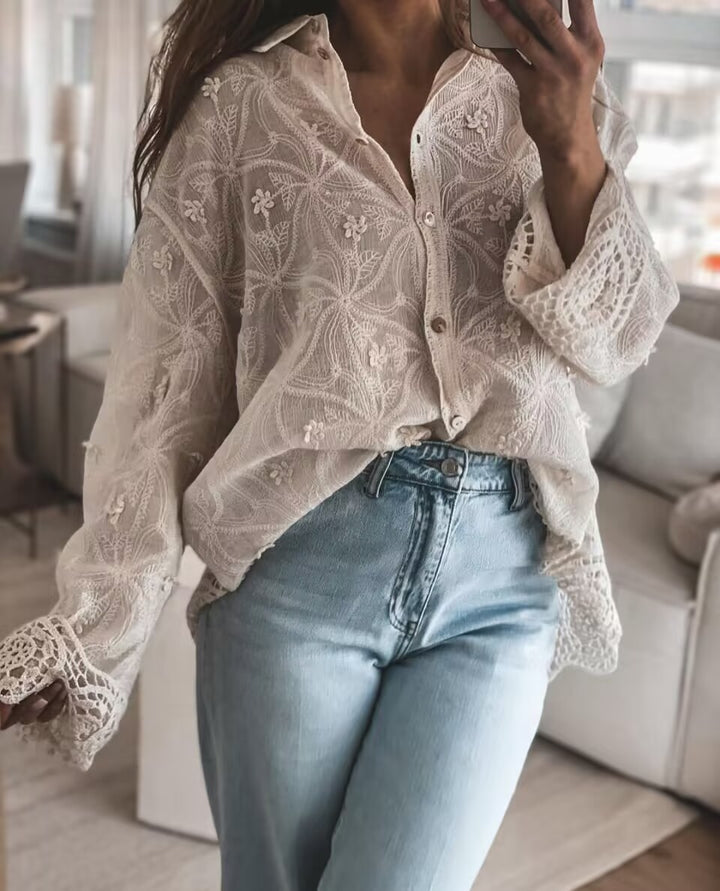 Dame blusset spidsbluse med florale broderier og afslappet snit Stilla