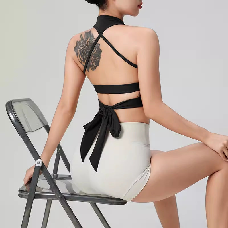 Dame Sporty Crop-top med innovativt rygdesign og justerbar bindedetalje Stilla