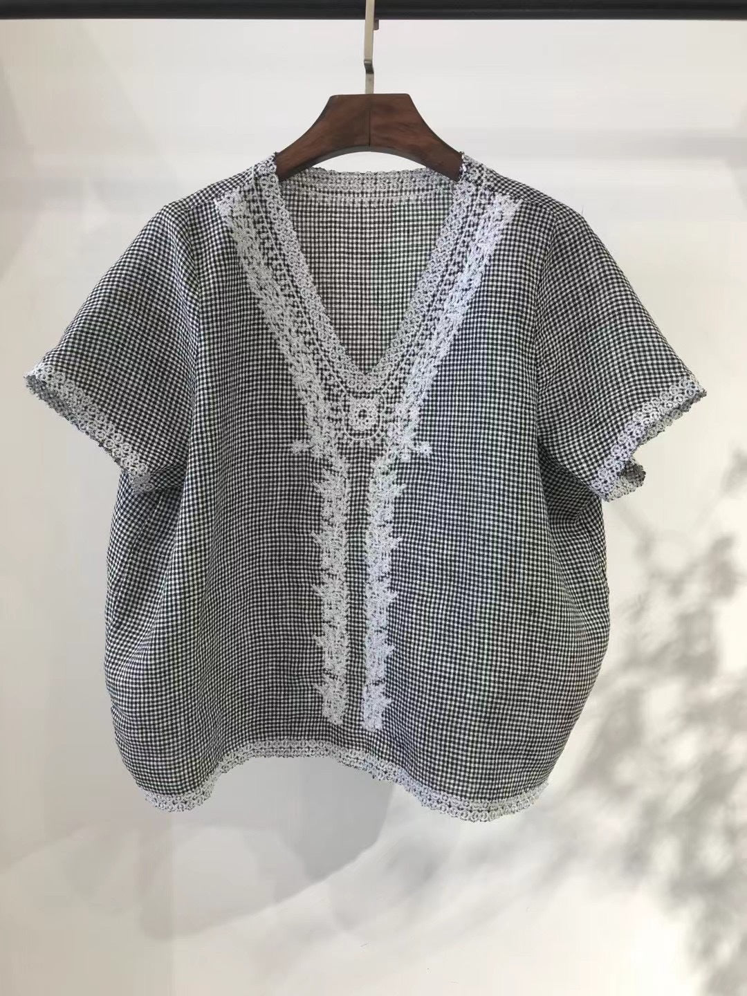 Femme Broderet V-Hals Bomuldsbluse Stilla