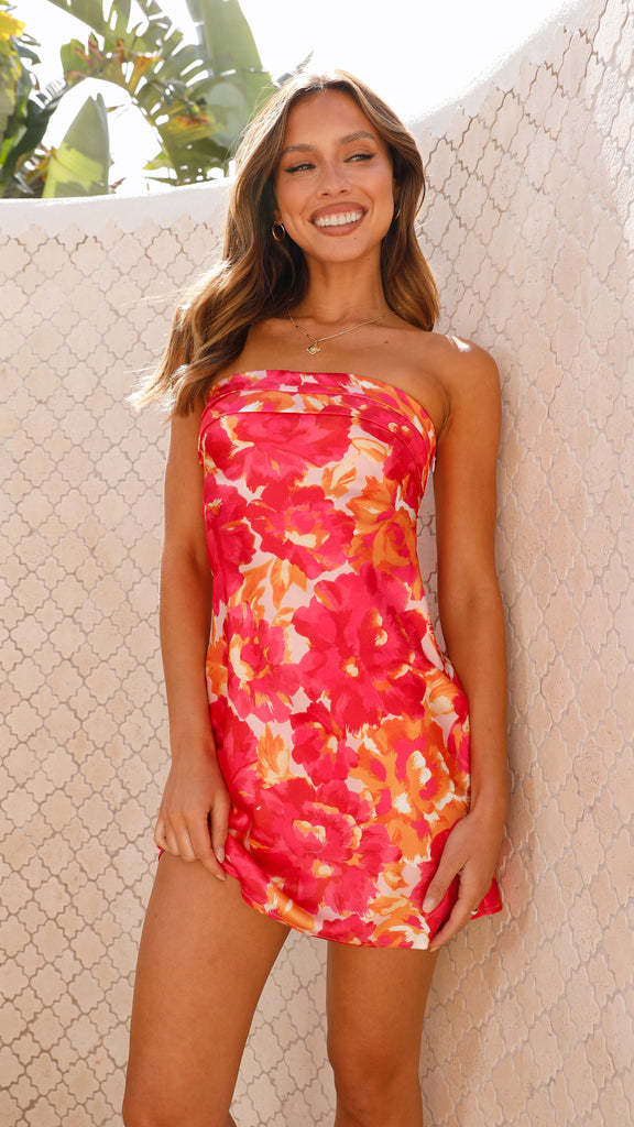 Dame flirty mini kjole i bandeau stil med blomster accenter og volang kant nederst