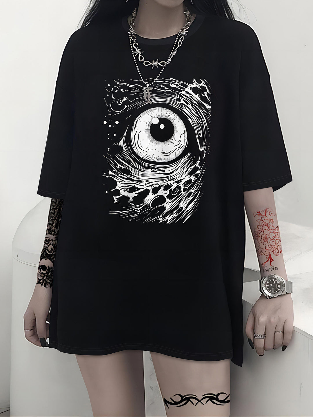 Dame T-shirt med kunstnerisk dødningehovedmotiv og afslappet snit Skovae
