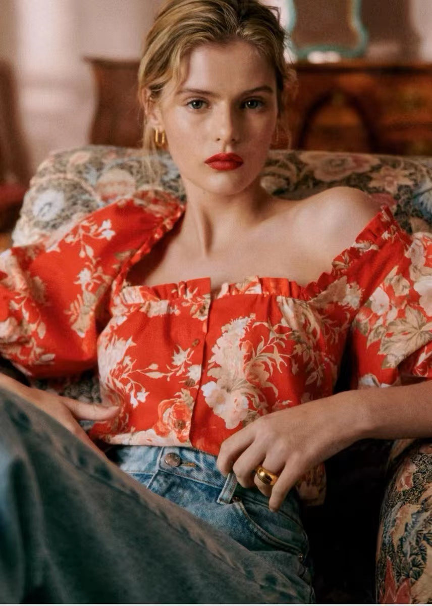 Damebluse i romantisk vintage-stil med blomstermønster og voluminøse pufærmer Stilla
