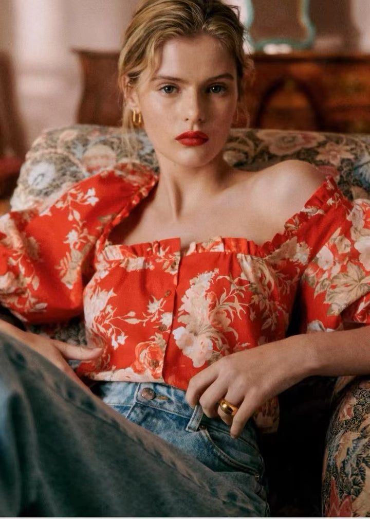 Damebluse i romantisk vintage-stil med blomstermønster og voluminøse pufærmer Stilla