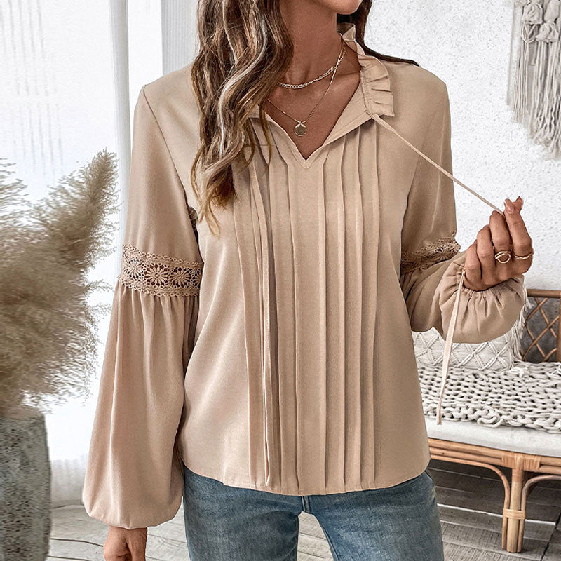 Damebluse med fine folder og spids Stilla