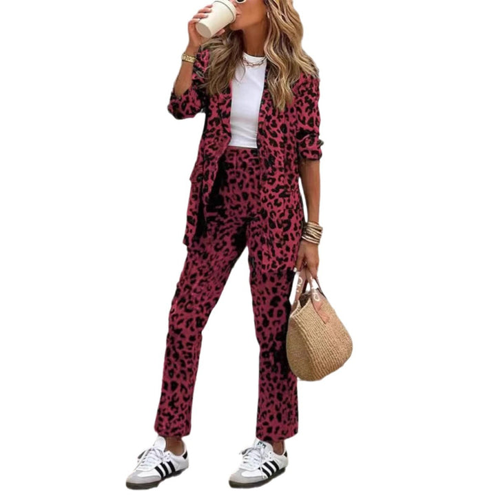 Dame mode blazer sæt med iøjnefaldende leopardmønster og elegant snit Stilla