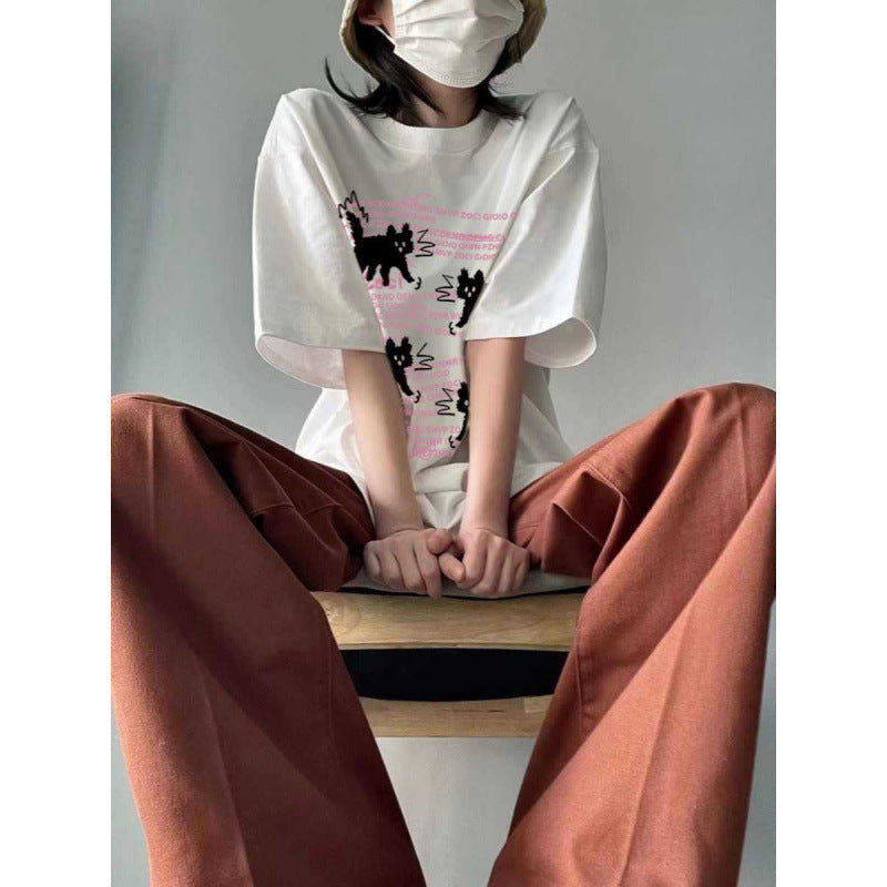 Dame T-shirt med kreativ katte-design og afslappet tekst Stilla