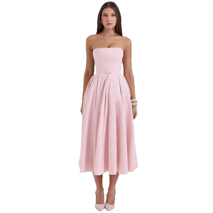 Dame midi kjole med nedreformeret talje og off-shoulder design med elegant plissé struktur
