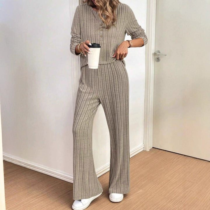 Dame afslappet strikket sæt med fashionable ribbet design og knappeåbning Stilla