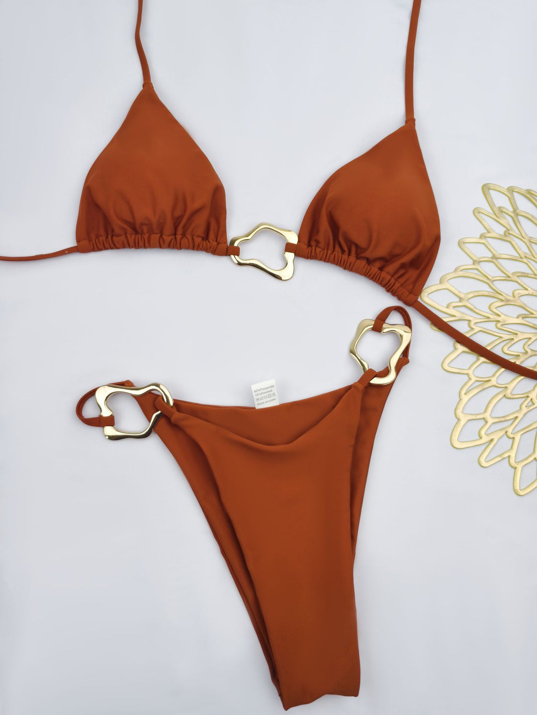Dame triangel-bikini med glamourøse gyldne accentdetaljer og justerbare stropper Stilla