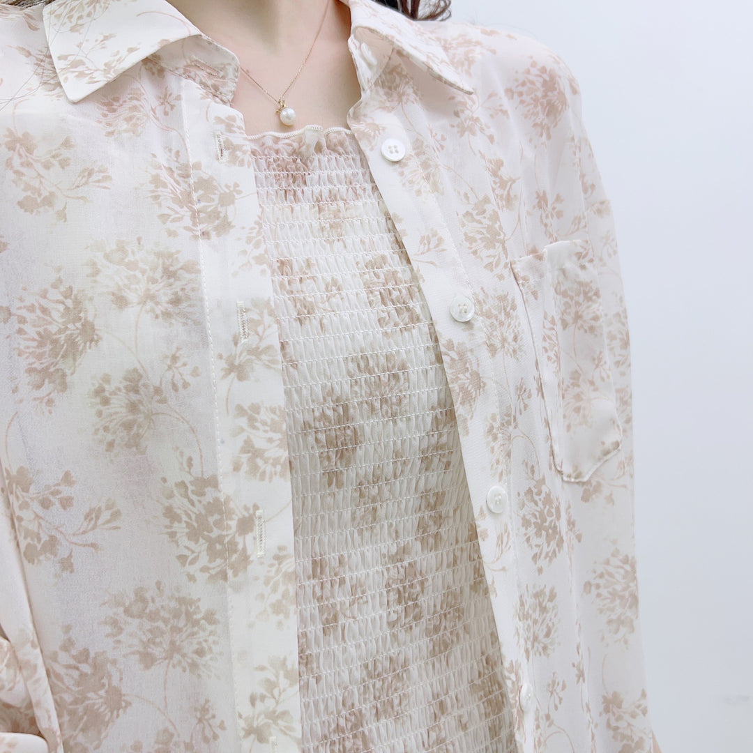 Damebluse i let chiffon med blomstermønster og løs pasform Stilla