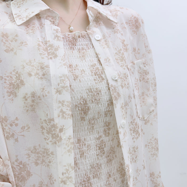 Damebluse i let chiffon med blomstermønster og løs pasform Stilla