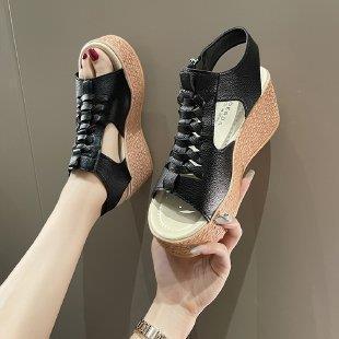 Dame wedge-sandaler med krydset remdesign og behagelig indersål Stilla