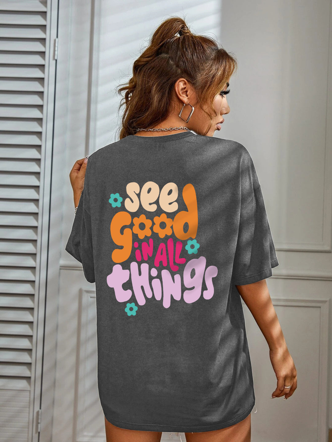 Dame afslappet T-shirt med motiverende tekst og oversized snit Stilla