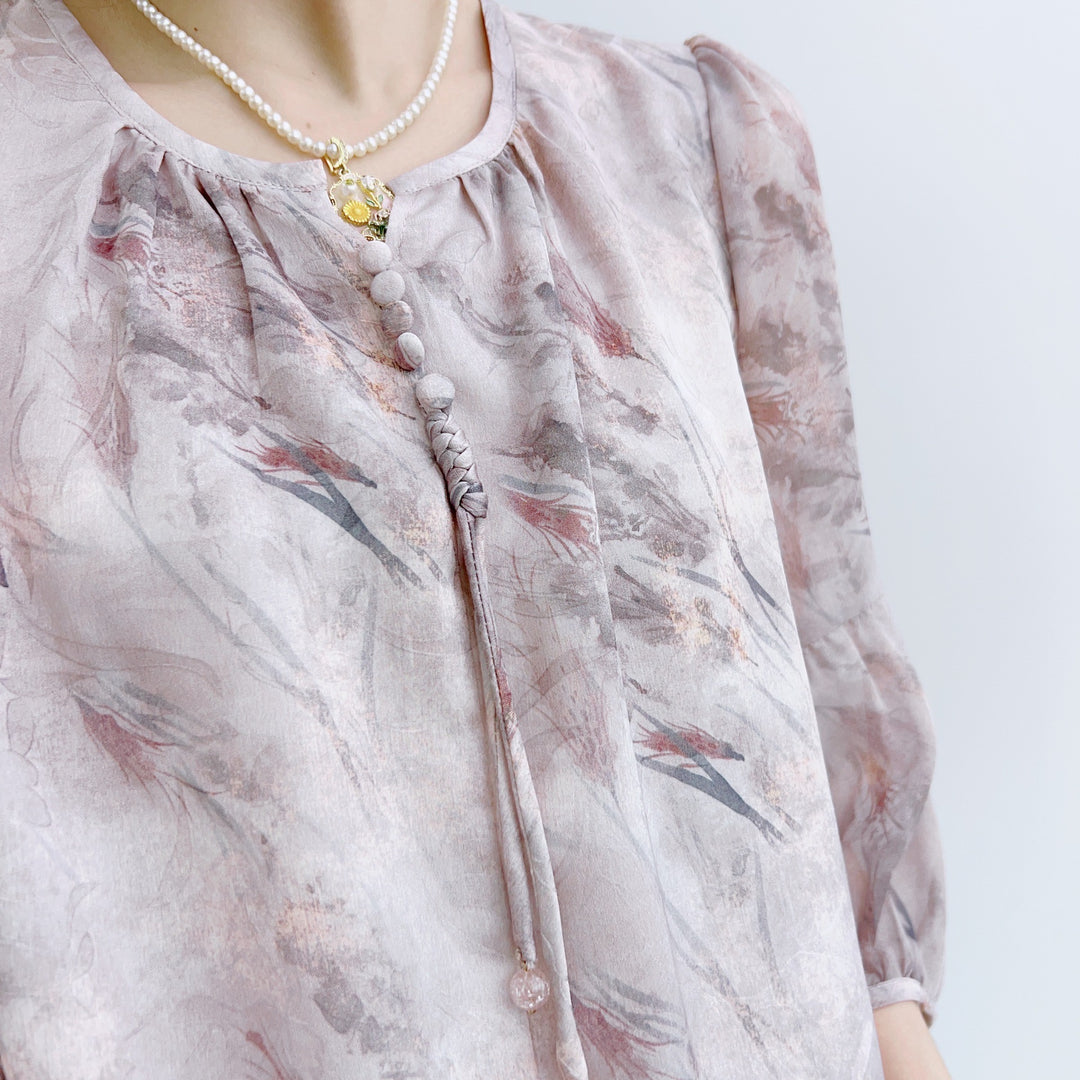 Damebluse med elegant blomsterdesign og feminine rynkede ærmer Stilla