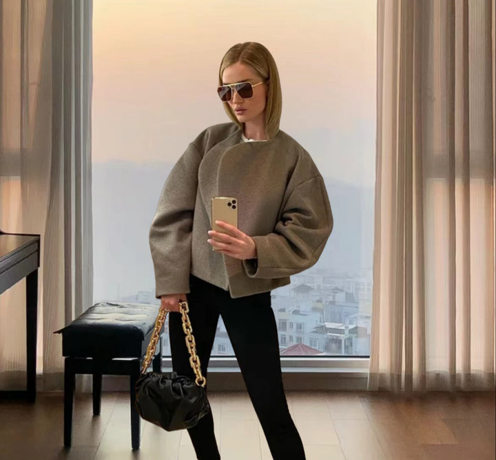 Dame oversized overgangsjakke i minimalistisk design med voluminøse ærmer og struktureret overmateriale Stilla