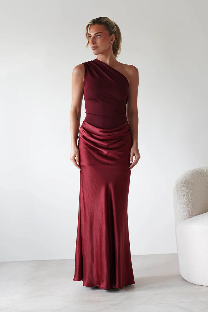 Dame aften kjole med asymmetrisk snit og elegant drapering design