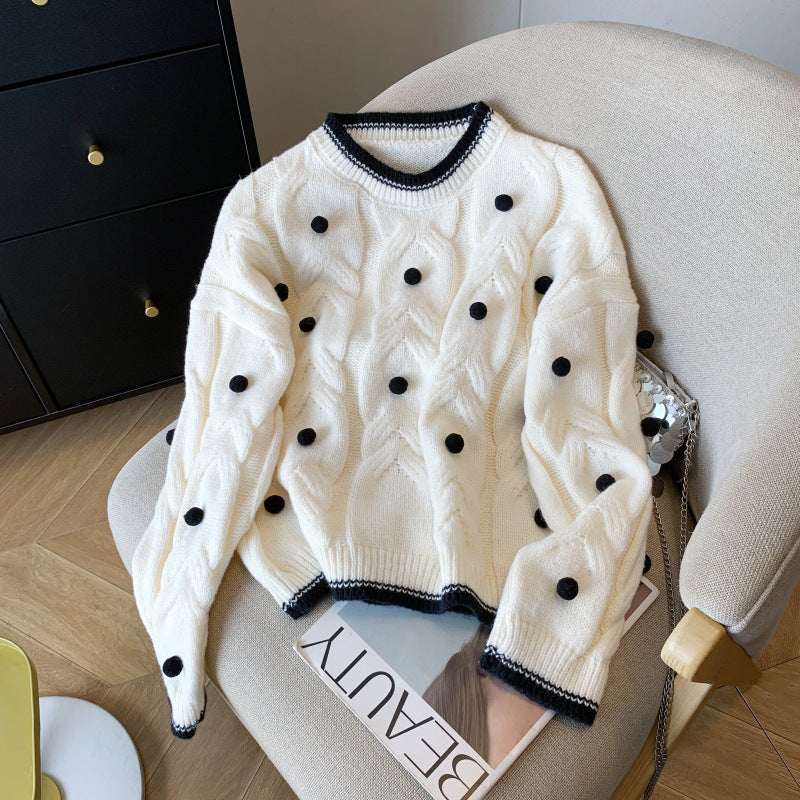 Kvindernes strikkede sweater med dobbelt kabelstruktur og dekorative pomponer Stilla