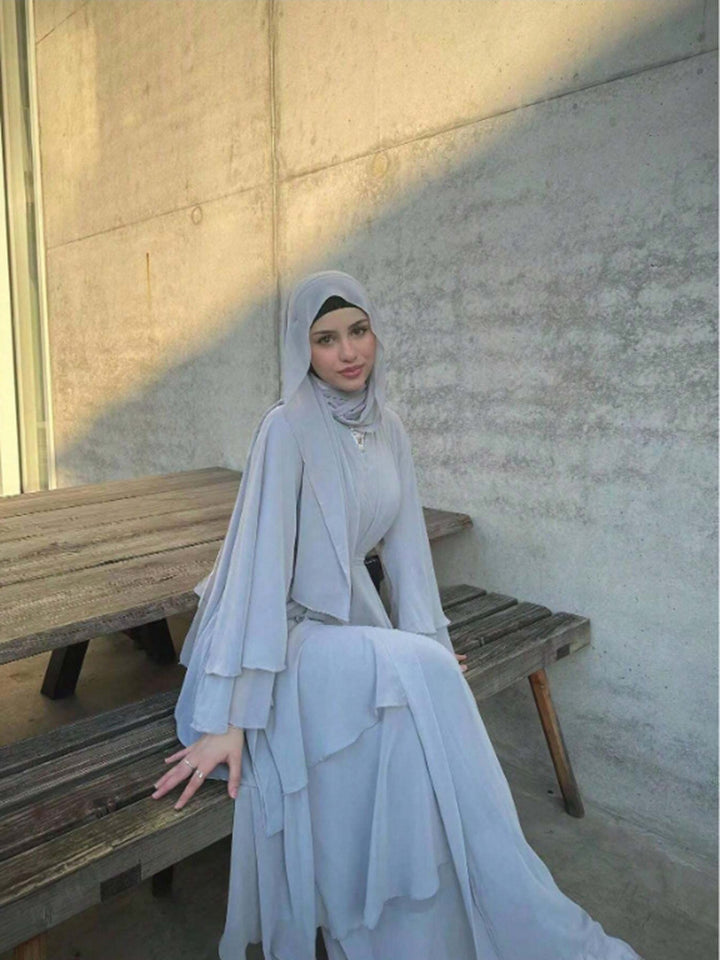 Dame bred Abaya med elegante svævende ærmer og bølgende fald Stilla