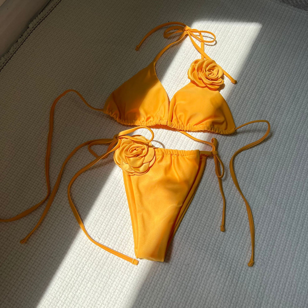 Damebikini med romantiske blomsterapplikationer Stilla