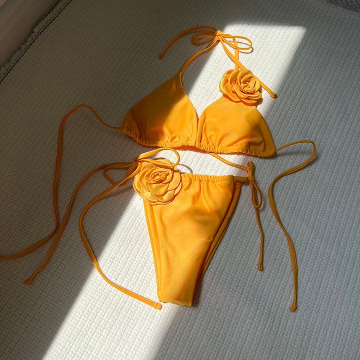 Damebikini med romantiske blomsterapplikationer Stilla