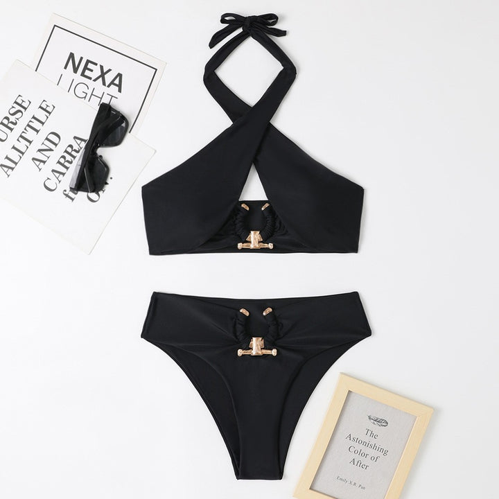 Dame bikiniset med trendy cross-design og gyldne accenter Stilla