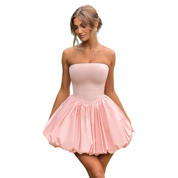 Dame strapless cocktailkjole med voluminøst skørt og elegant satin-finish Skovae