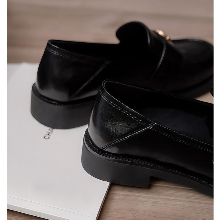 Femme Classic Læder Slipper med dekorativt Emblem Stilla
