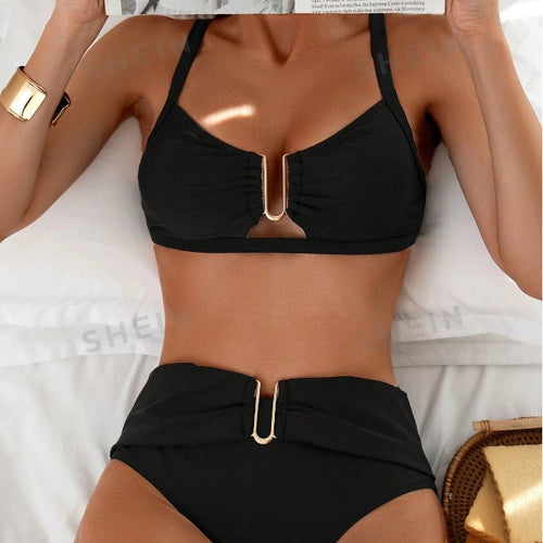 Damehøjskåret bikini med moderne cut-out og gyldne detaljer Stilla