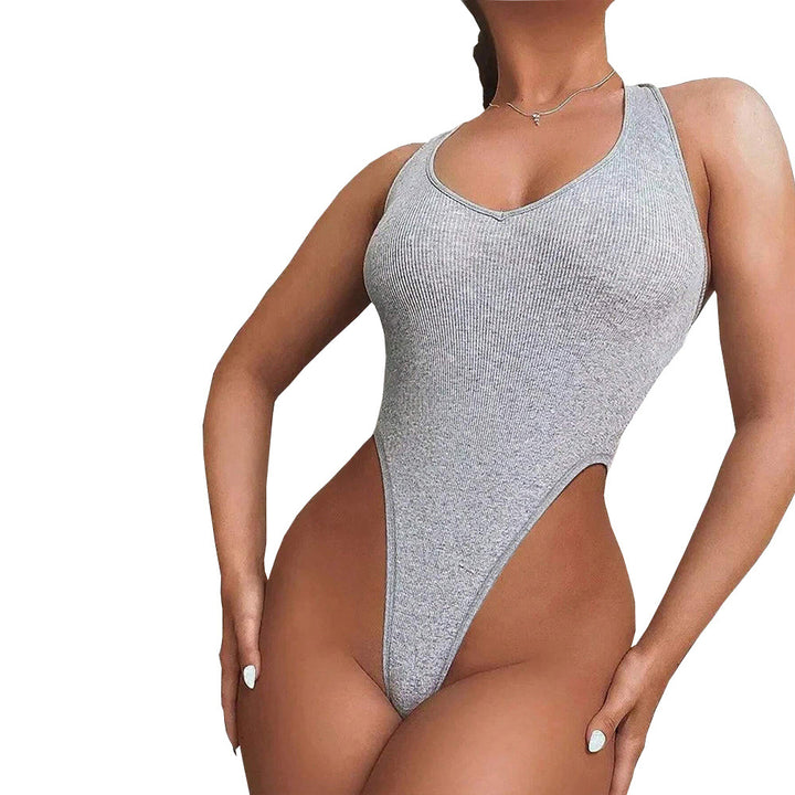 Damer Højskåret Badeundertøj med Dyb V-Hals og Fashionabel Rib Design Stilla