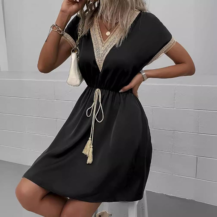 Dame sommerkjole i boho-stil med smocket talje og elegante hækledesigner Stilla