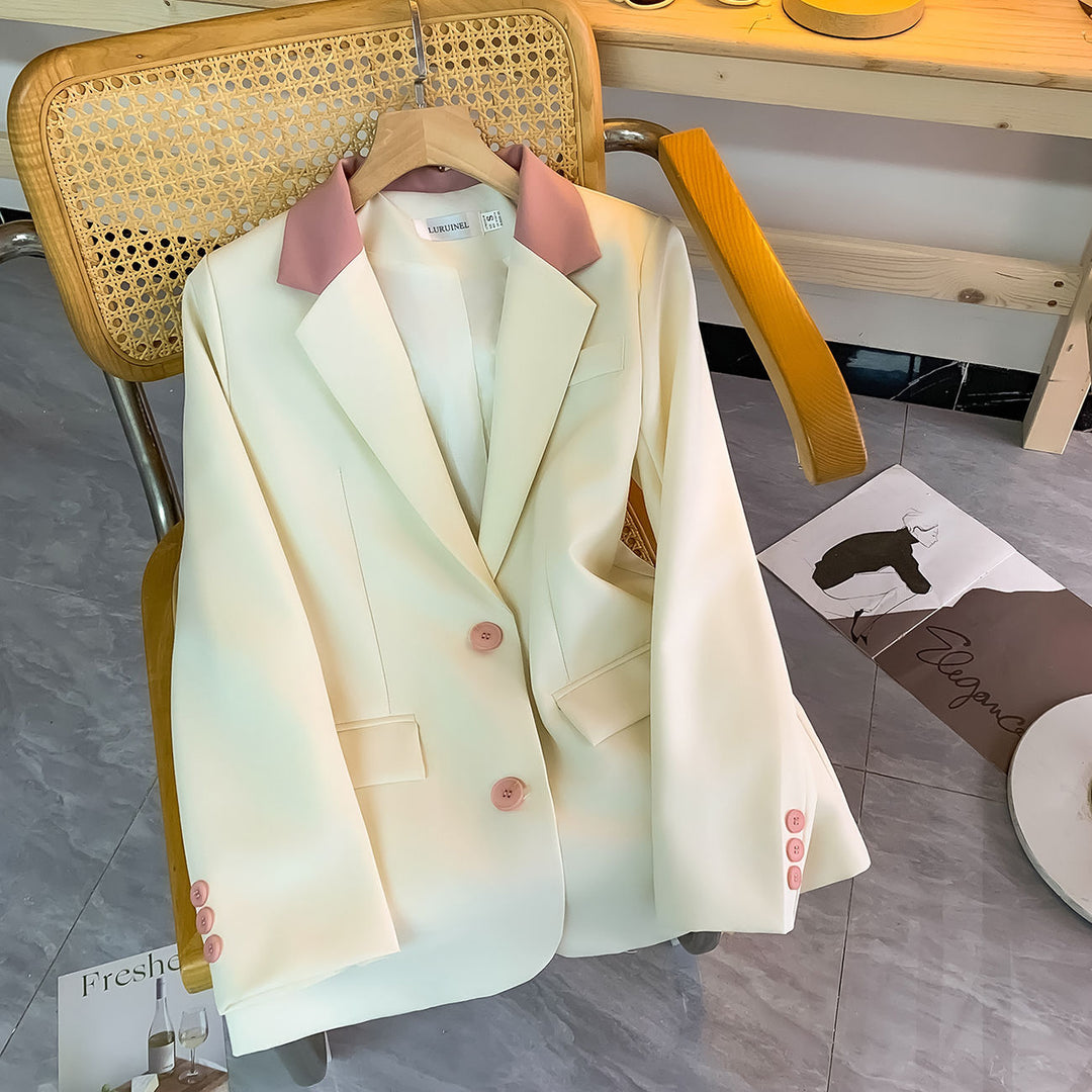 Kvindernes stilfulde blazer med elegant krave og særlige knapdetaljer Stilla