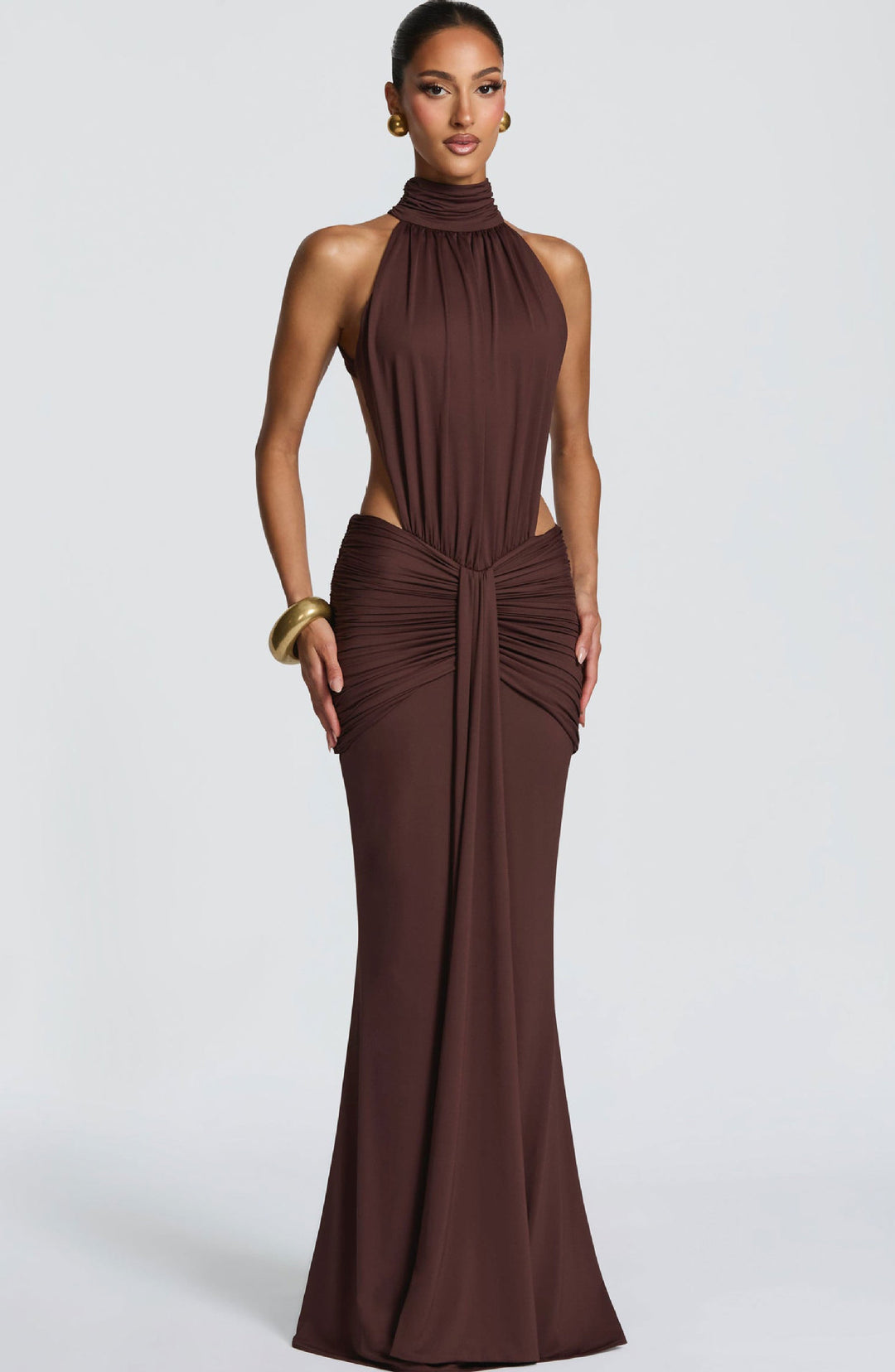 Dame elegante maxi kjole med chic halter design og sofistikeret draperingselement
