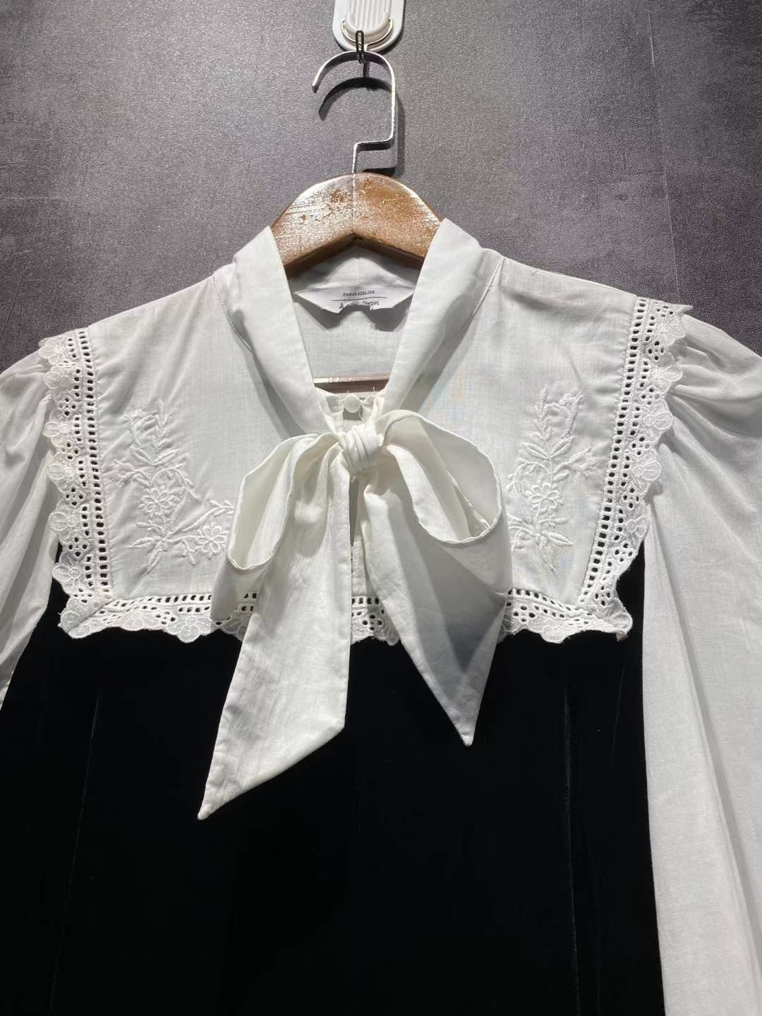 Dame skjorte kjole med elegant skørt og rynker Stilla