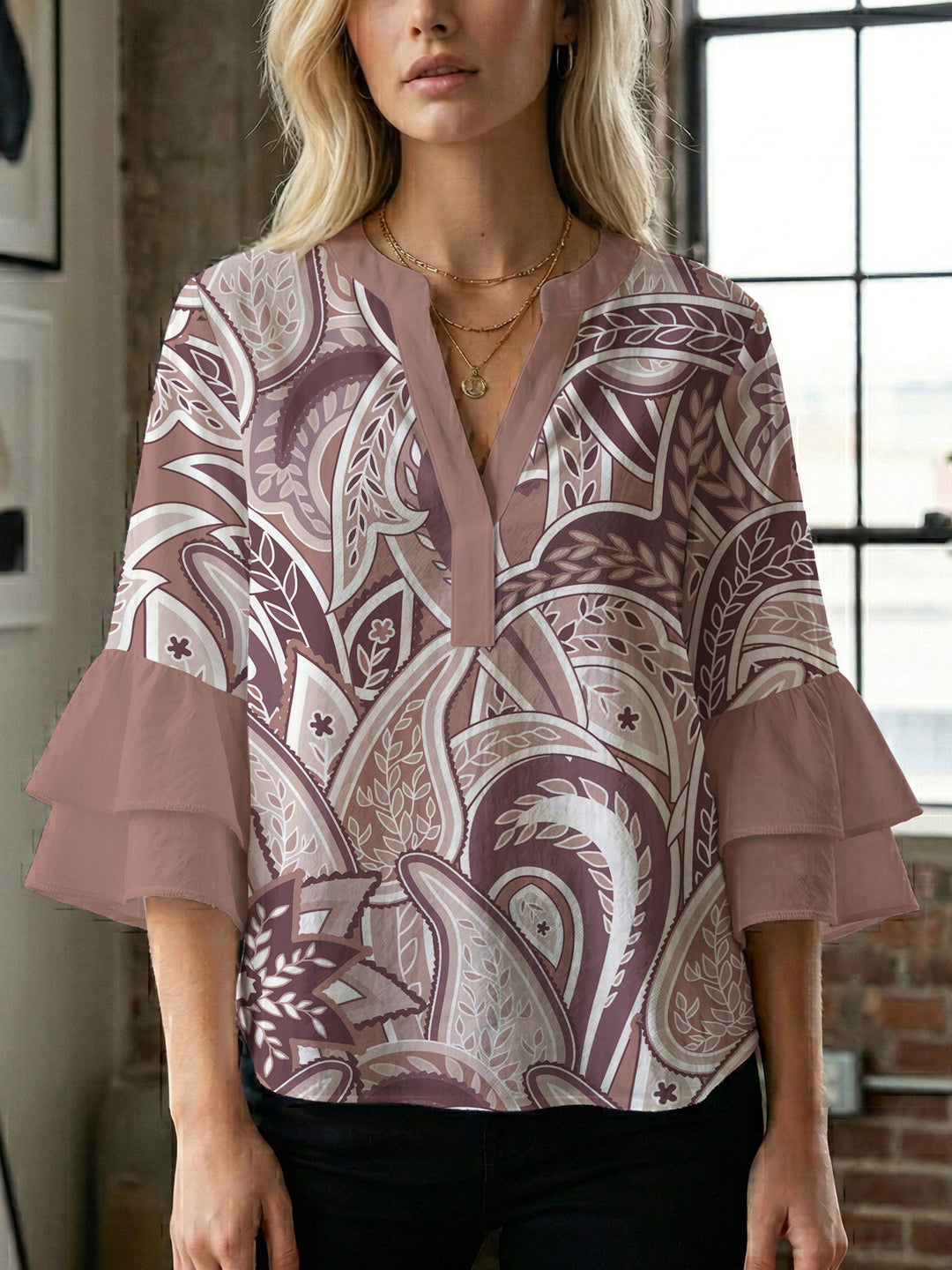 Dame bluse med voluminøse blondererm og kreativt floraldesign Skovae