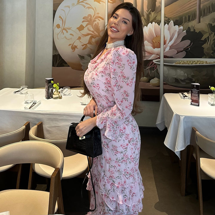 Dame ruffle kjole med blomsterdesign og elegant V-hals