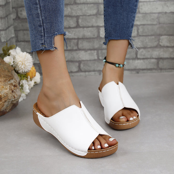 Dame pantoletten med moderne cut-outs og komfortabelt fodseng Stilla
