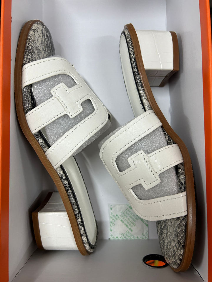 Dame mode slippers med elegant blokhæl og detaljeret designet overmateriale Stilla
